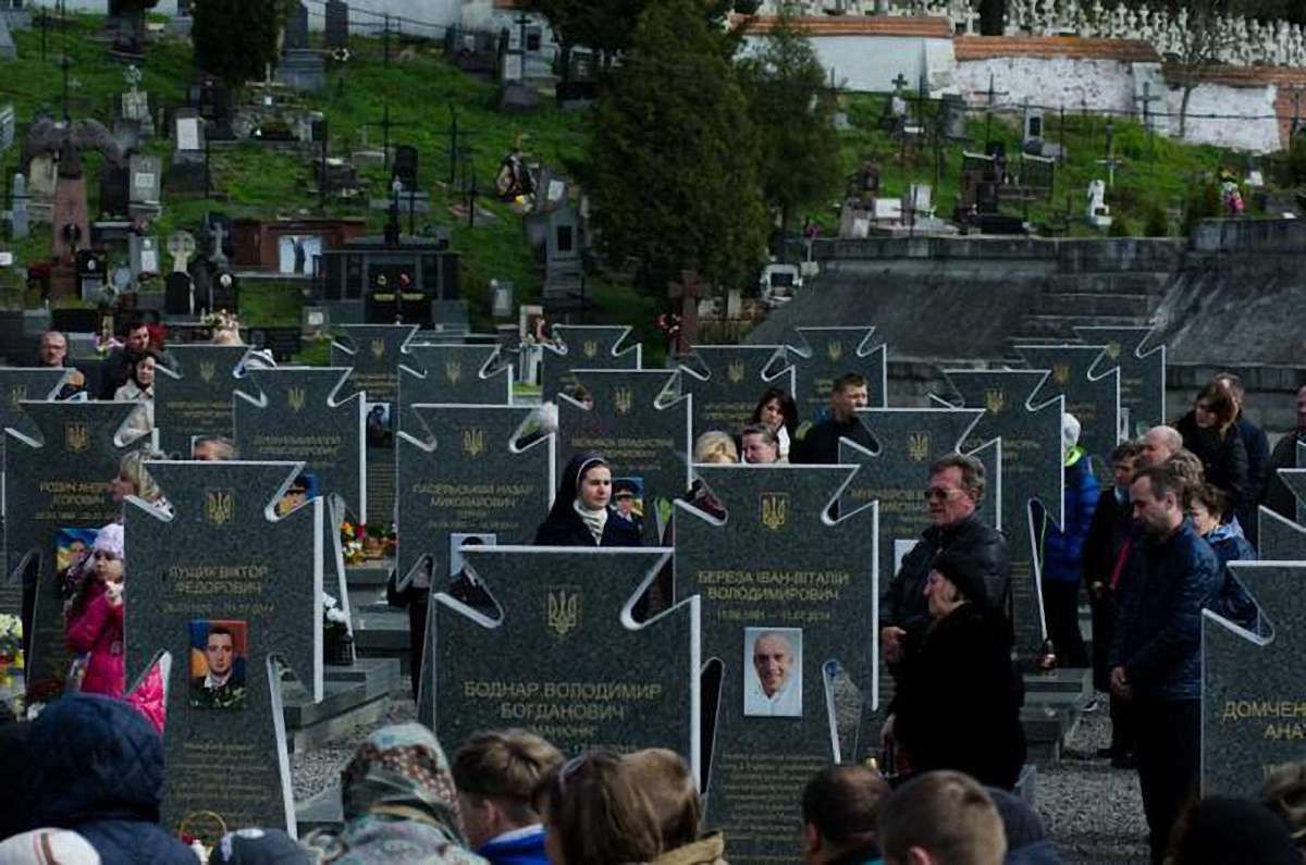 У Львові на Личаківському кладовищі провели поминальну молитву за воїнами АТО
