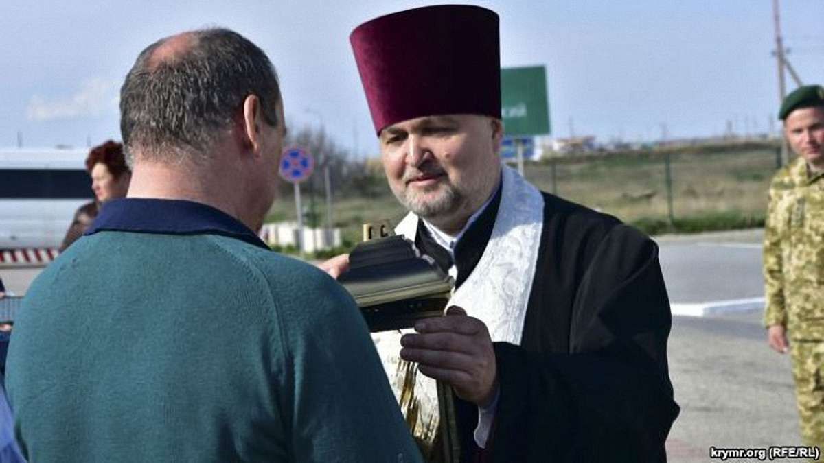 Священики УПЦ (КП) передали благодатний вогонь  до окупованого Криму