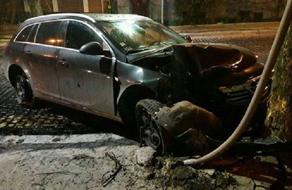 У Львові п’яний водій втікав від поліції і в’їхав у дерево