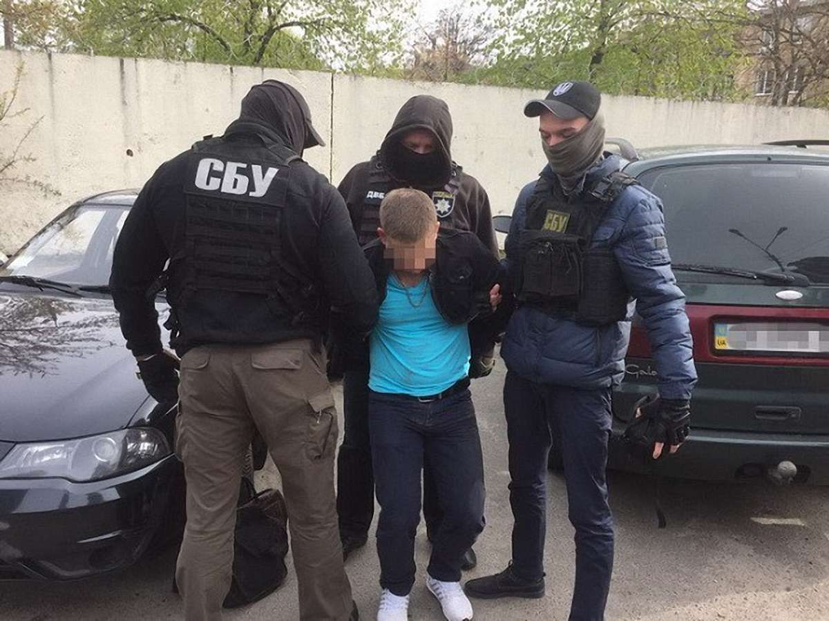 У Києві слідчого поліції зловили на хабарі у ₴100 тис.