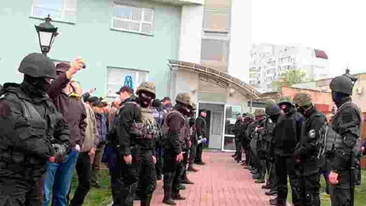 Близько 30 озброєних осіб захопили приміщення «Черкасиобленерго»