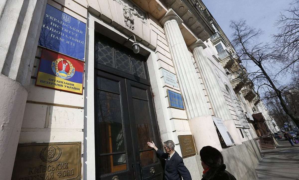 В Інституті національної пам’яті хулігани побили шибки