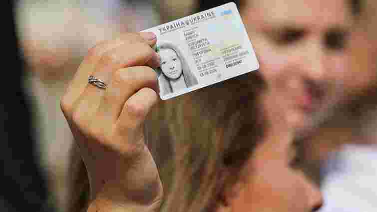 Українські банки відмовляються обслуговувати клієнтів з ID-паспортами