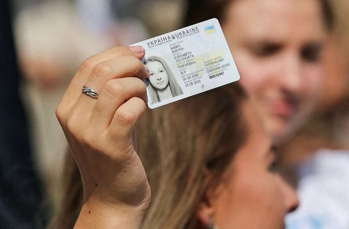 Українські банки відмовляються обслуговувати клієнтів з ID-паспортами