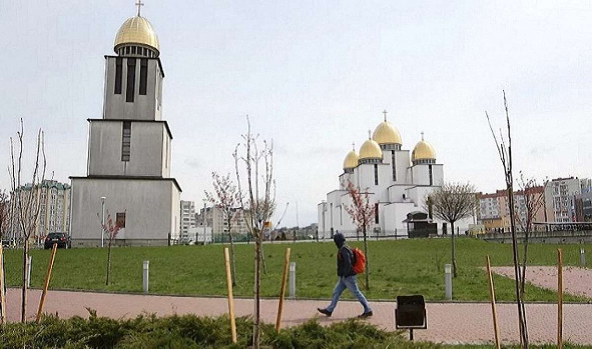 На Сихові висадили 20 сакур, подарованих посольством Японії в Україні