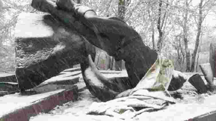 На Дніпропетровщині злочинці попиляли на металобрухт радянський пам’ятник