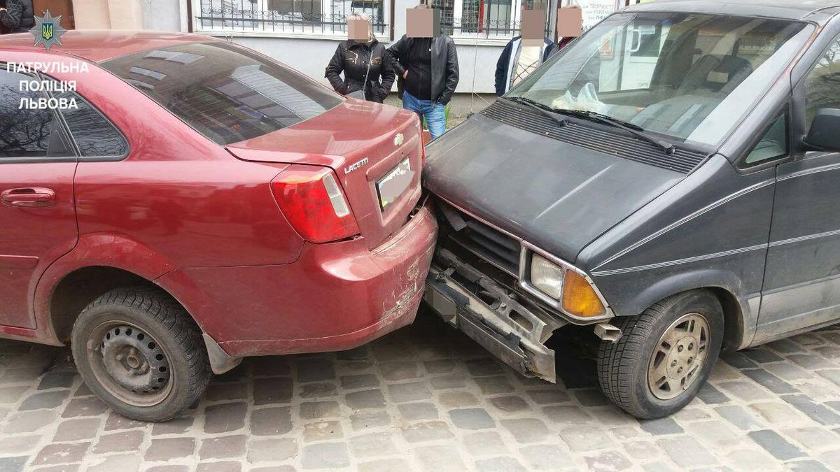 У Львові нетверезий водій пошкодив чотири припарковані автомобілі