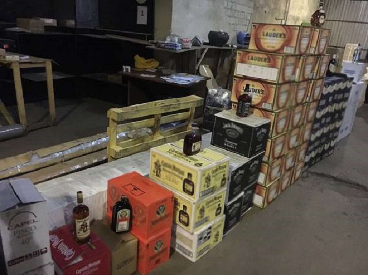 На Львівщині поліція ліквідувала незаконний канал постачання елітного алкоголю
