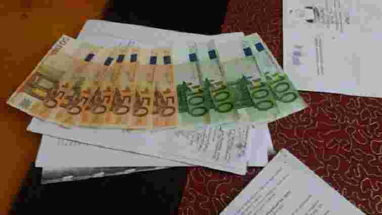 На Закарпатті у кабінеті слідчого затримали шахрайку з хабаром у €700