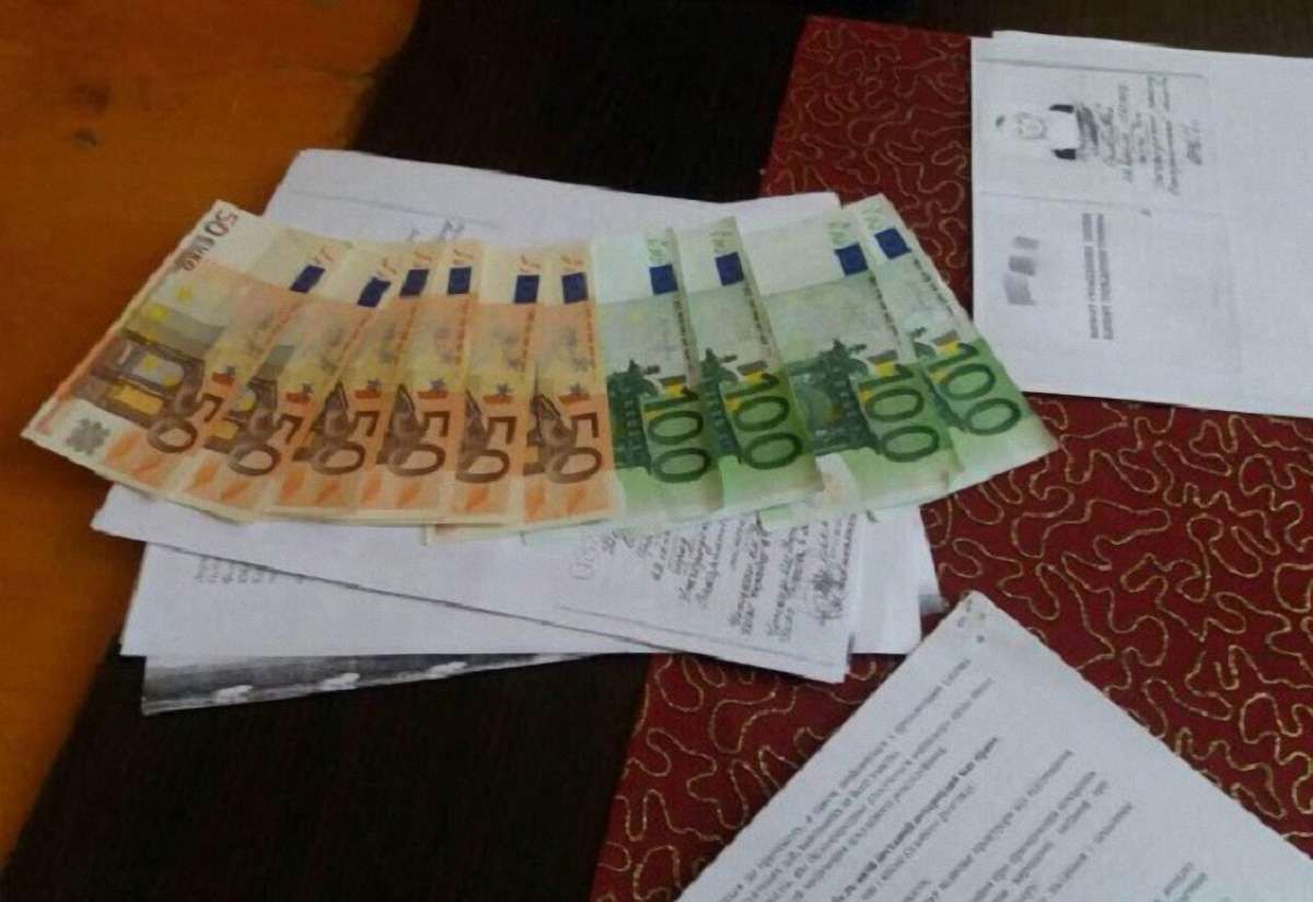 На Закарпатті у кабінеті слідчого затримали шахрайку з хабаром у €700