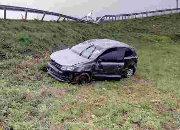 У Винниках автомобіль врізався у відбійник і злетів у кювет