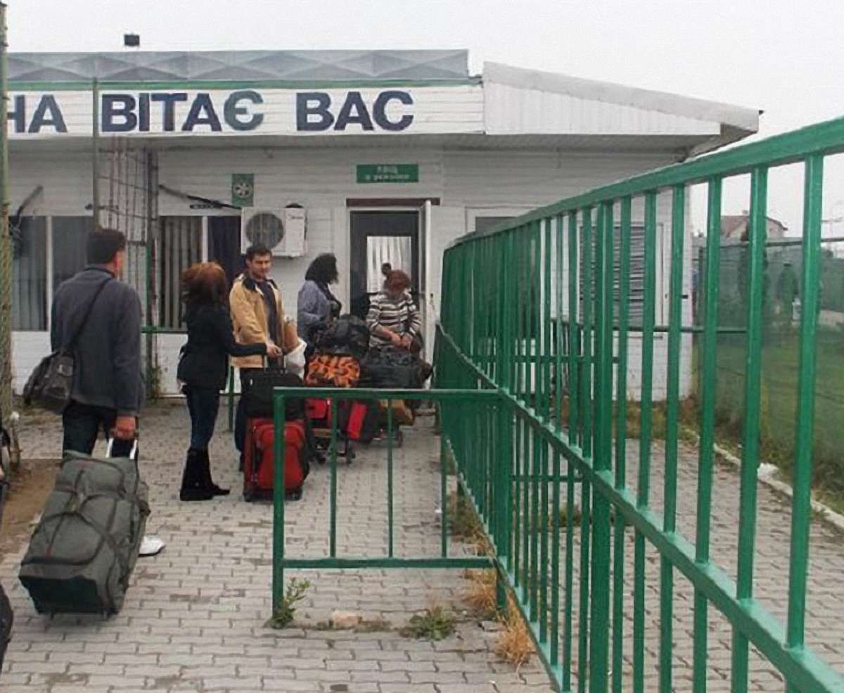 На Львівщині працівники військкоматів на кордоні вручатимуть повістки призовникам