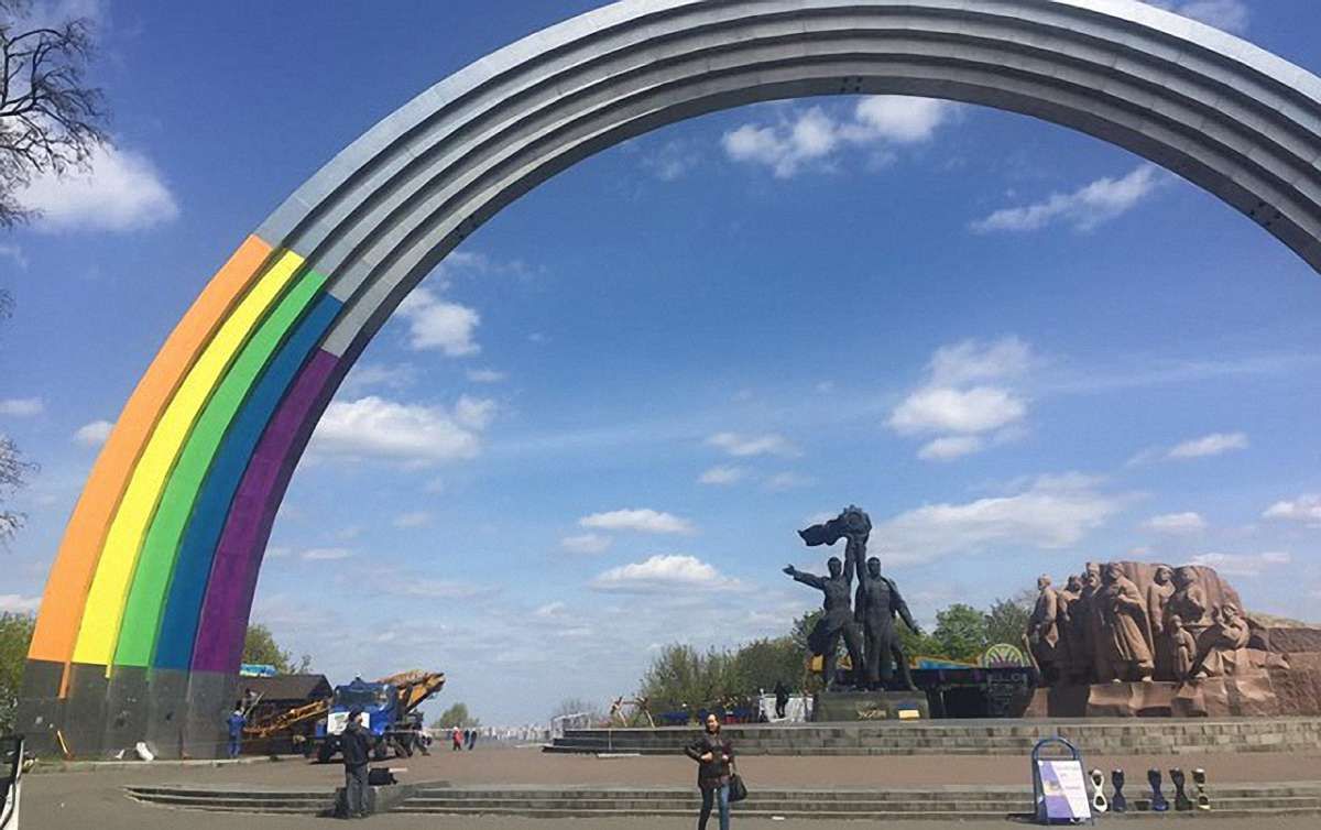 Арку дружби народів у Києві перетворять на веселку