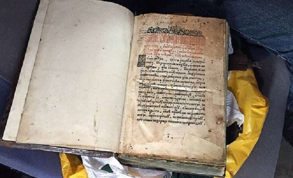 Київська поліція затримала викрадачів стародруку «Апостол»