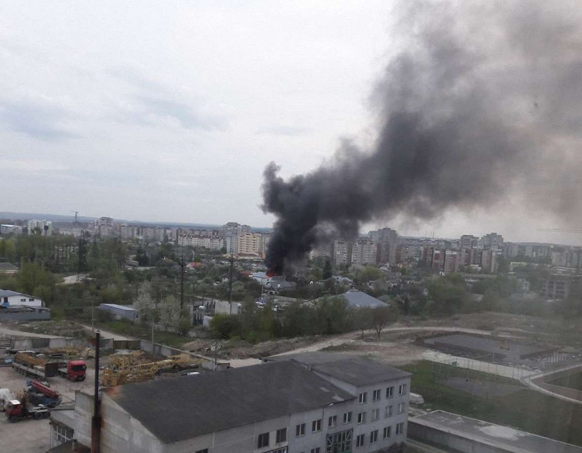На вул. Зеленій виникла пожежа через загоряння авто в гаражі