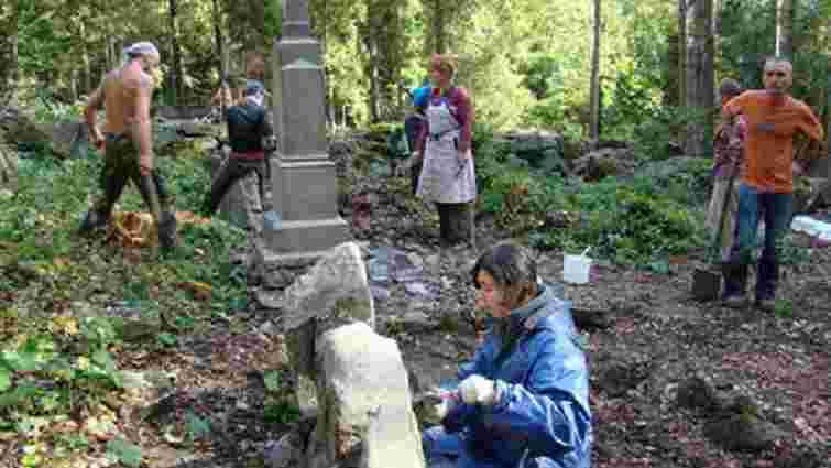 Волонтери відновлять понищені надгробки на території неіснуючого села на Турківщині