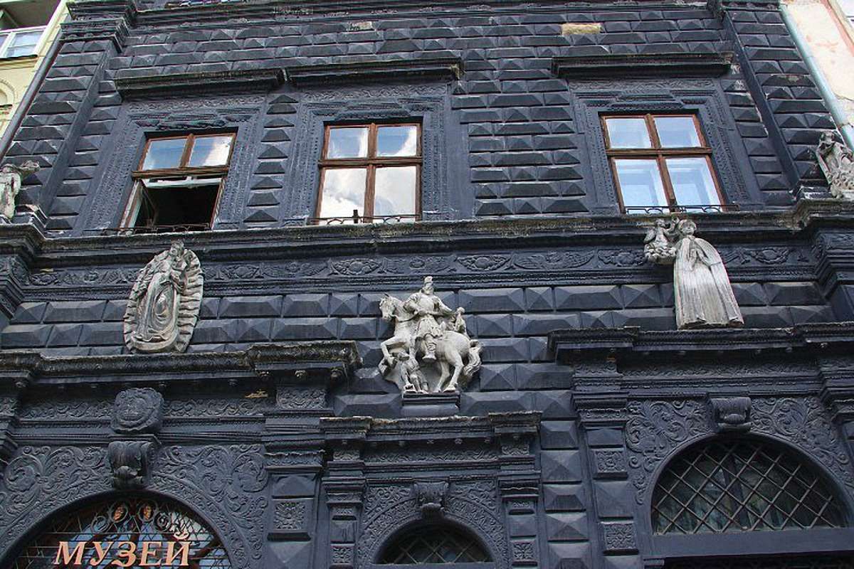 Археологи продовжили дослідження «Чорної кам’яниці» у центрі Львова