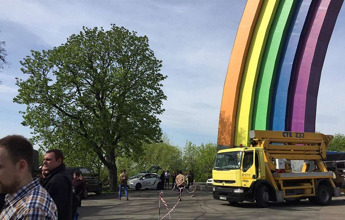 Націоналісти в Києві зупинили розфарбування Арки дружби народів через «пропаганду ЛГБТ»