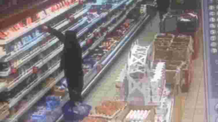 У Львові патрульні затримали чоловіка, який обікрав супермаркет