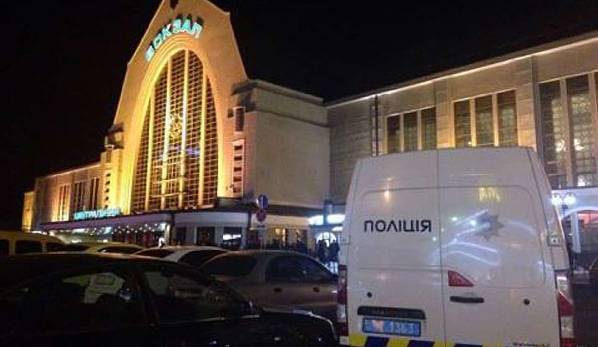 На залізничному вокзалі у Києві побили і пограбували трьох держзв'язківців