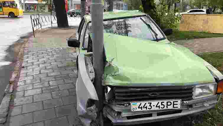 У Львові водій авто врізався в стовп і втік з місця аварії