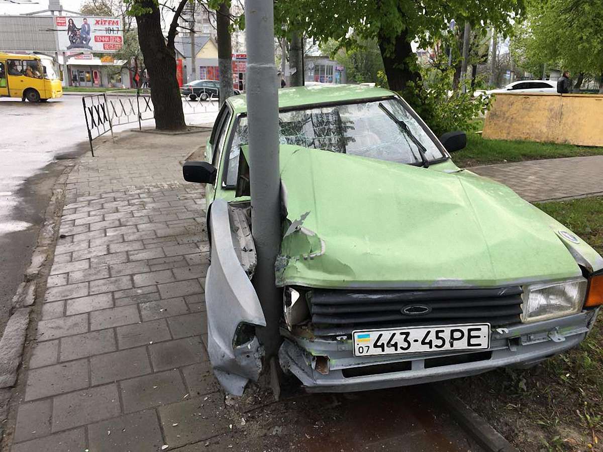 У Львові водій авто врізався в стовп і втік з місця аварії