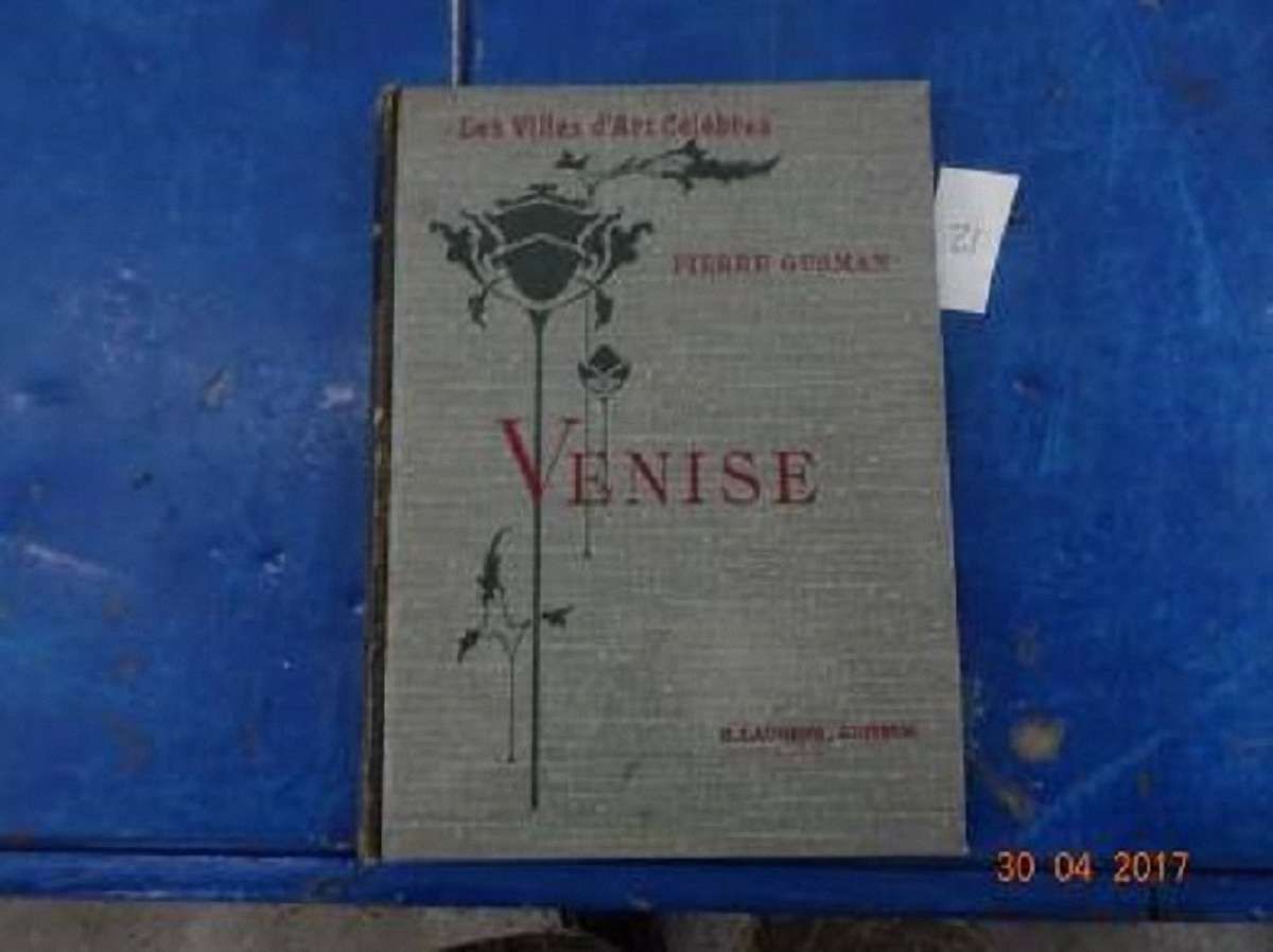 На Львівщині прикордонники зупинили француза з колекцією старих книг