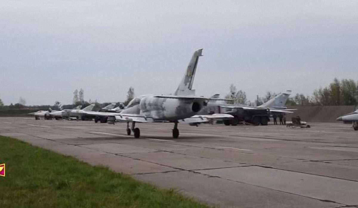 Генштаб показав відео тренувань українських бомбардувальників у небі над Луцьком