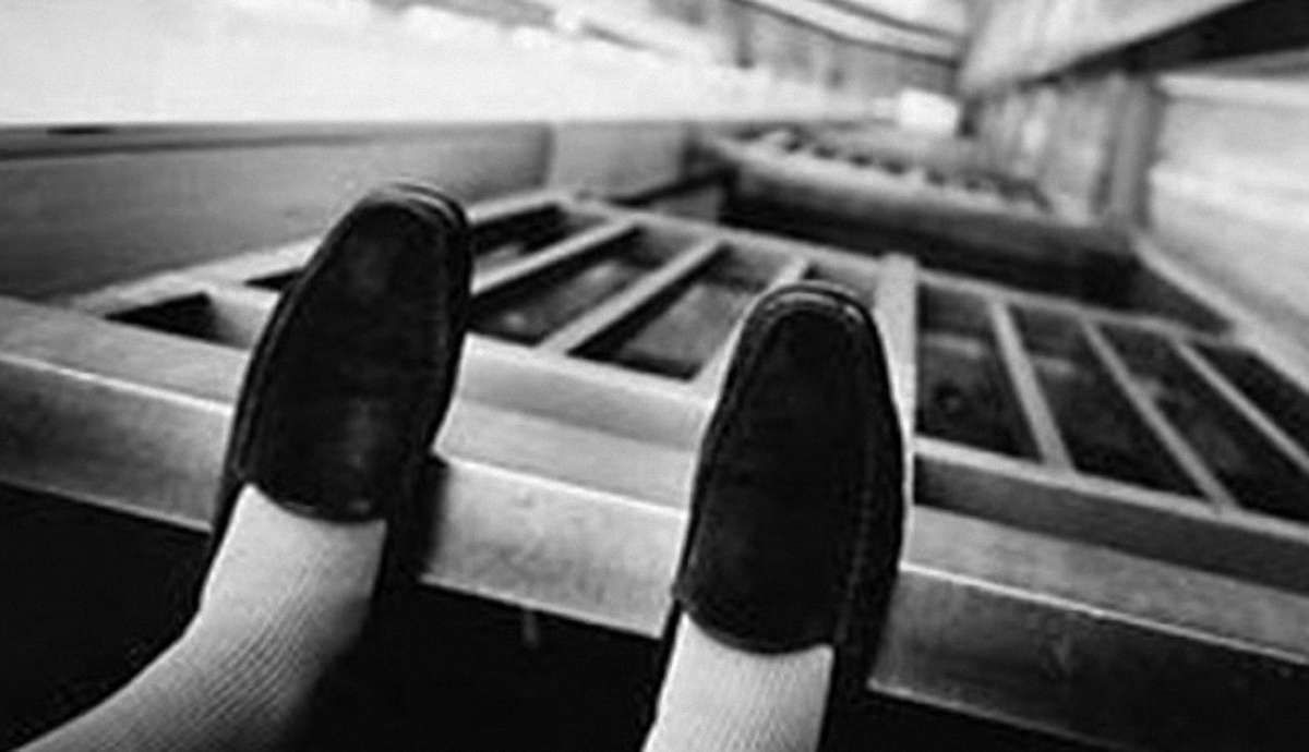 В Енергодарі жінка викинула з багатоповерхівки свою 12-річну доньку