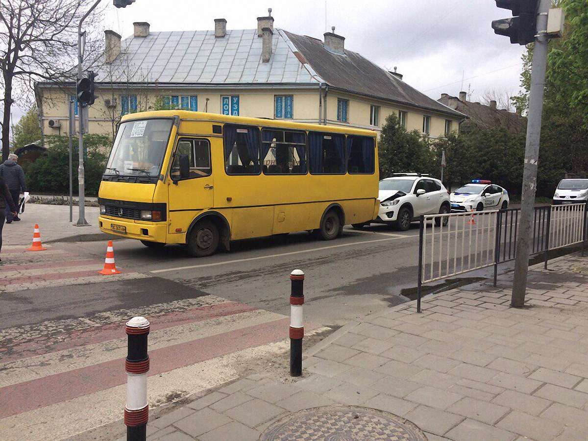 Через недодержання дистанції легковик зіткнувся з маршруткою