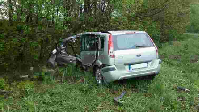 На Рівненщині водій легковика врізався в електроопору і загинув