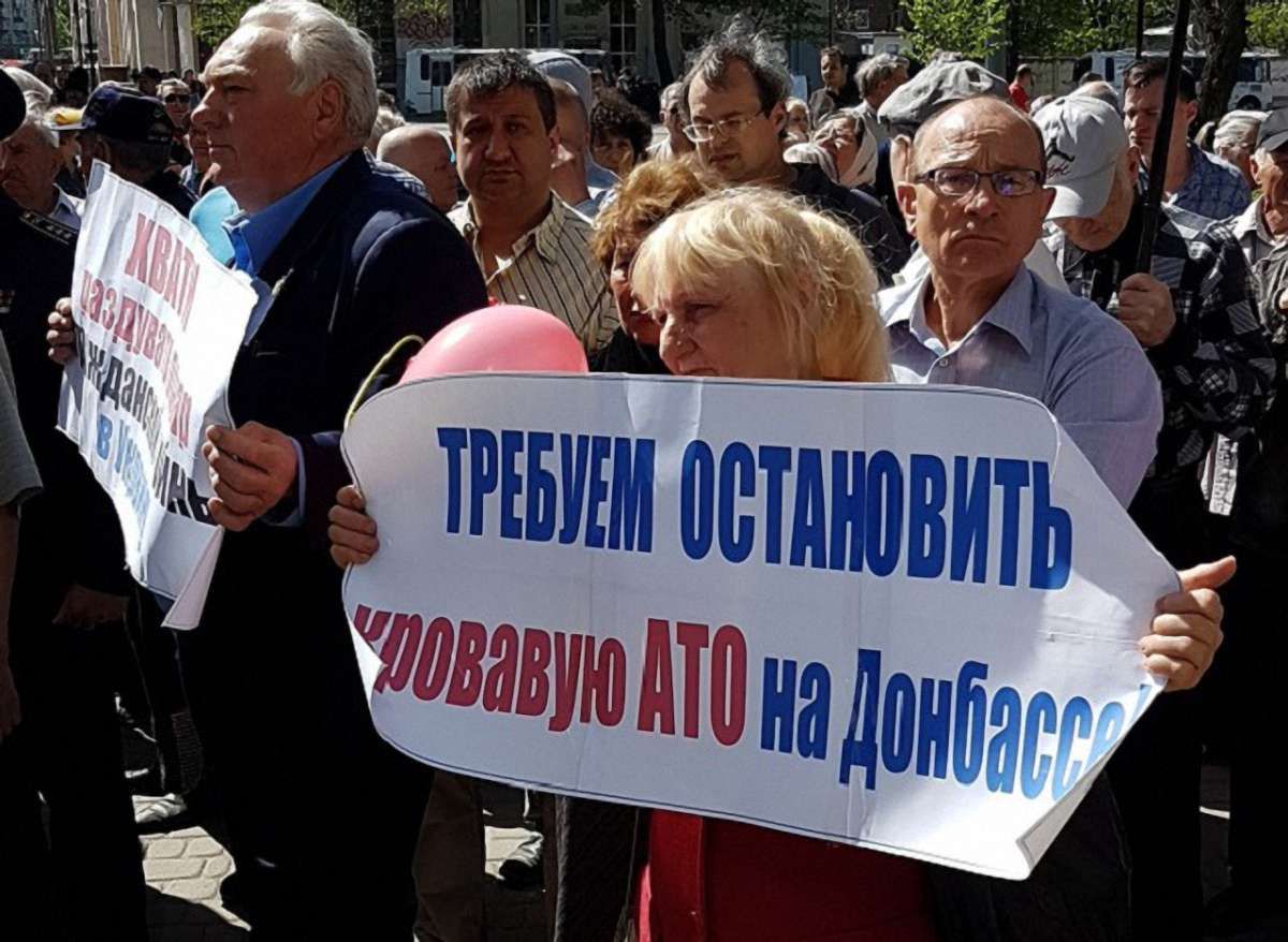 У Харкові пенсіонери з червоними прапорами вимагали зупинити «криваву АТО»