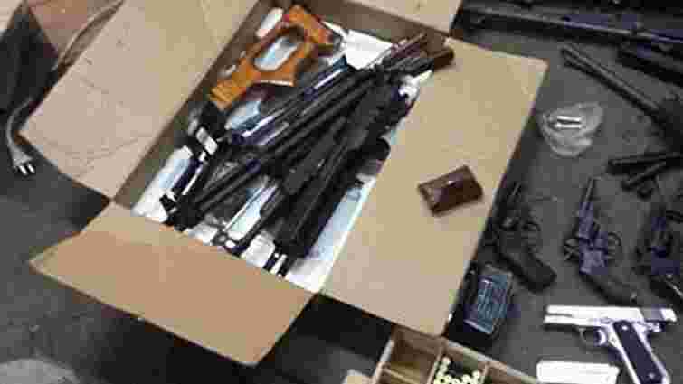 Одесит незаконно продавав зброю, яку отримував з окупованого Донбасу