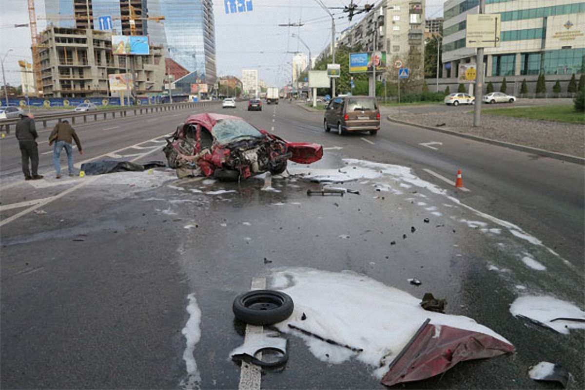 У трагічному ДТП в Києві загинув водій таксі, а його пасажир втратив руку