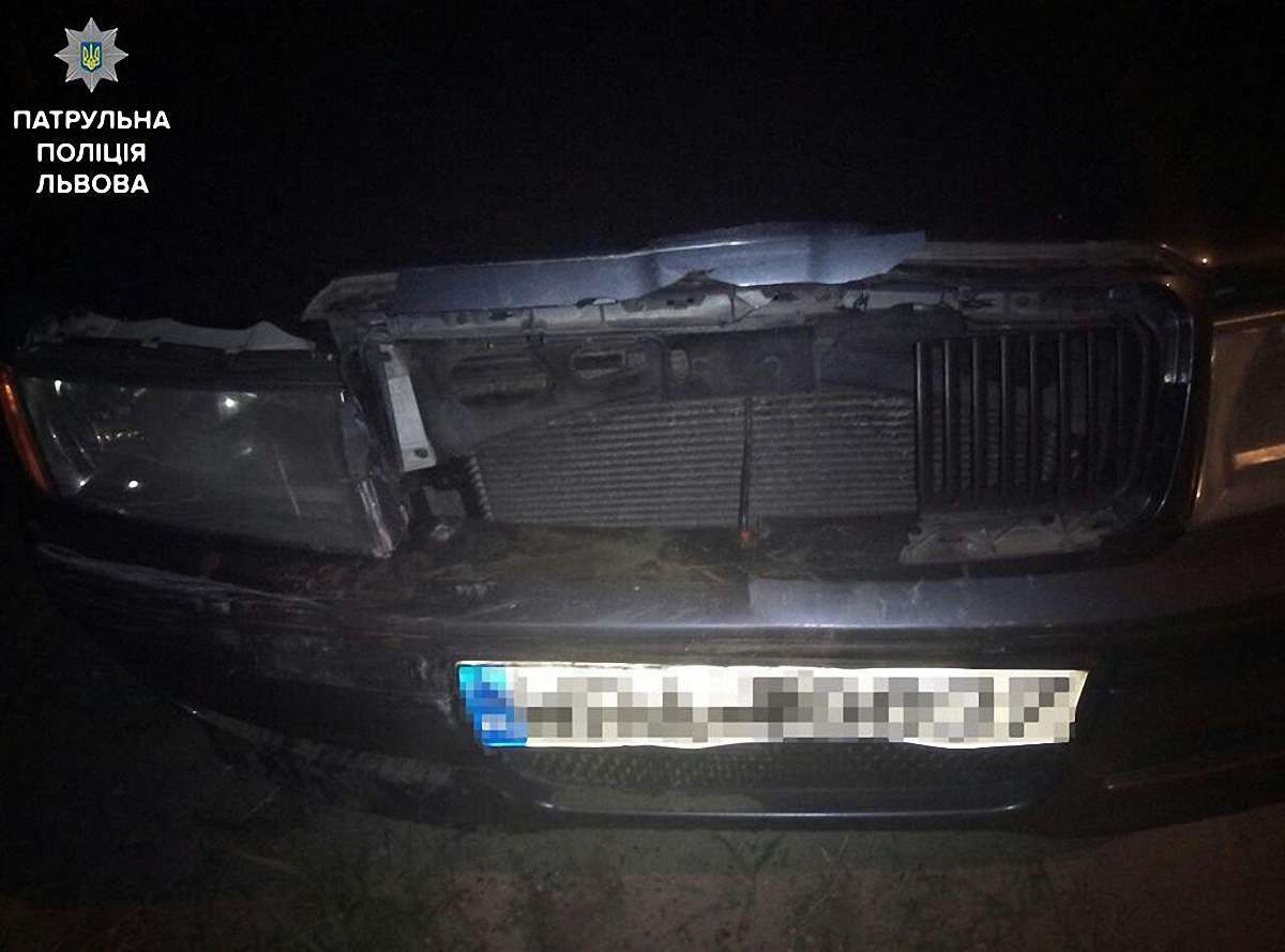 У Львові п'яний водій врізався у припарковану машину і втік з місця ДТП 