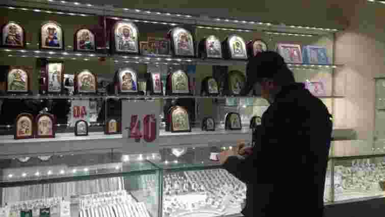 Озброєні злочинці за дві хвилини пограбували ювелірну крамницю у Києві