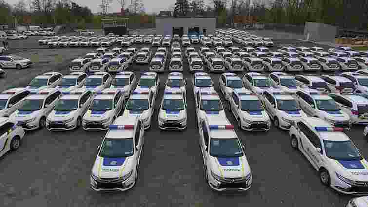 Українська поліція отримала першу партію гібридних авто Mitsubishi Outlander