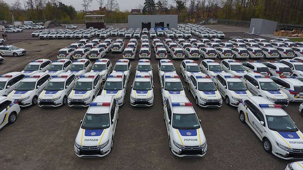 Українська поліція отримала першу партію гібридних авто Mitsubishi Outlander