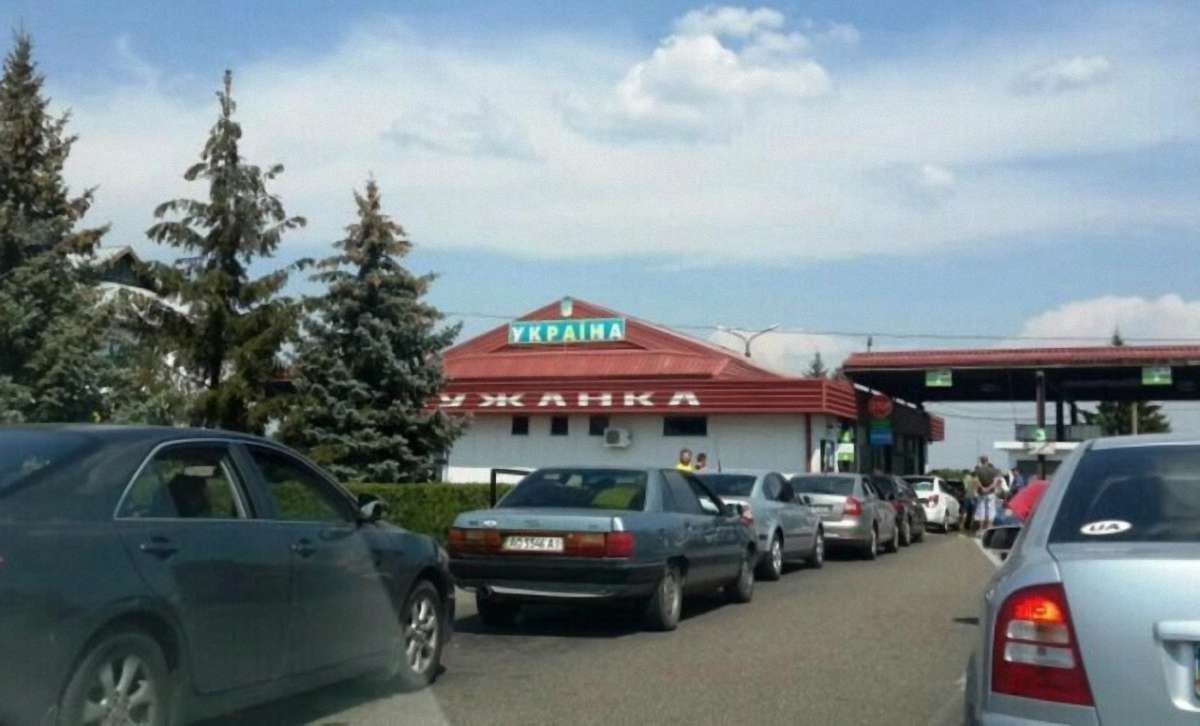 На Закарпатті митники вилучили в українця автомобіль через контрабанду 380 пачок сигарет