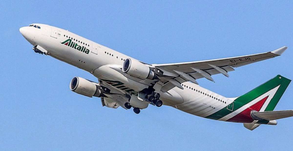Найбільша італійська авіакомпанія Alitalia почала процедуру банкрутства
