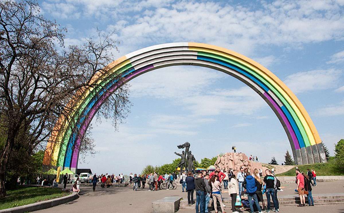 Веселкову Арку дружби народів у Києві оздоблять українською вишиванкою