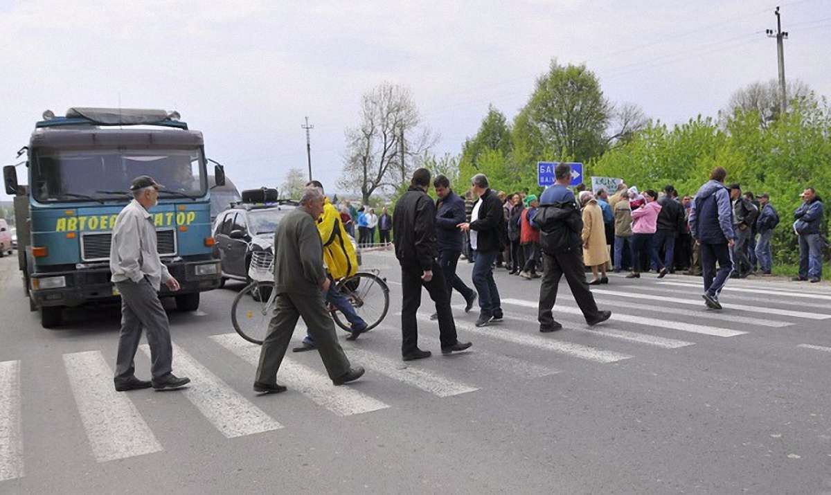 Селяни перекрили трасу Львів-Луцьк через сморід з очисних полів