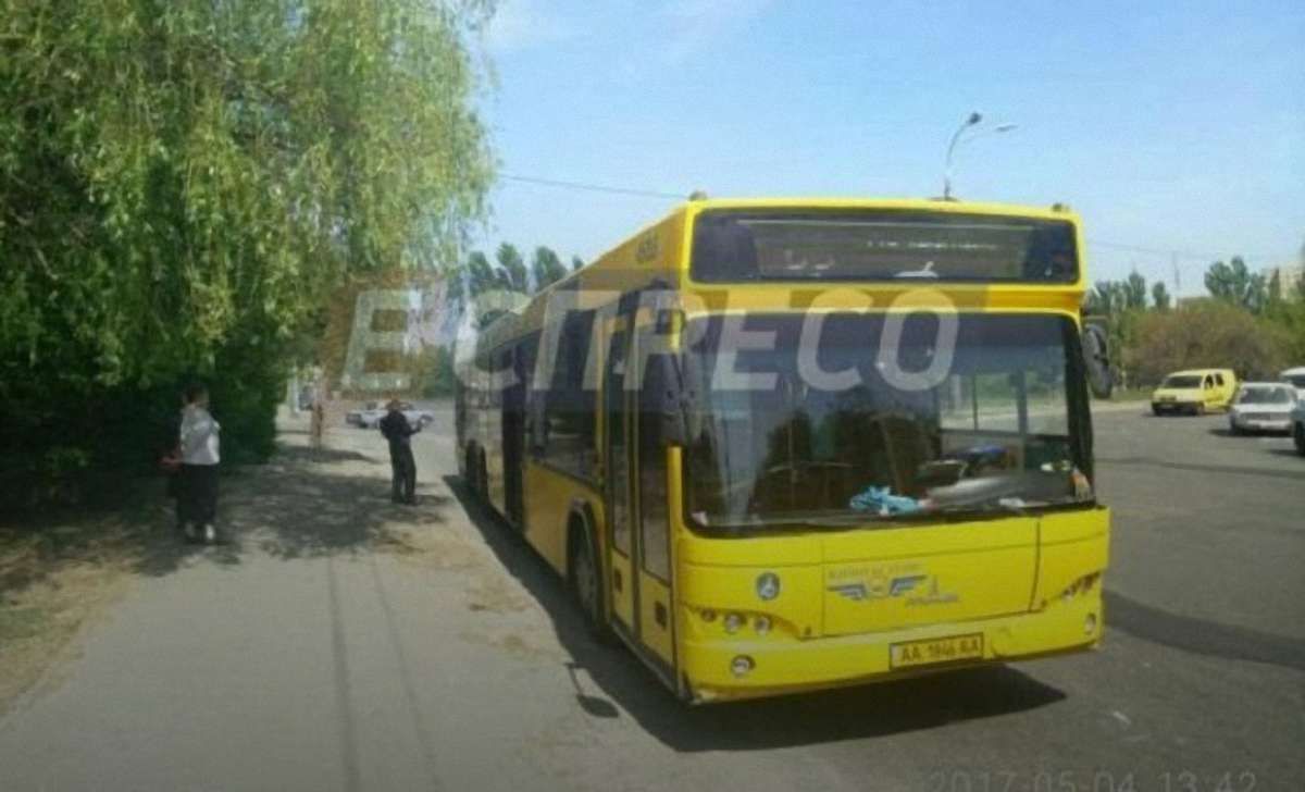 У Києві з травматичної зброї обстріляли маршрутний автобус