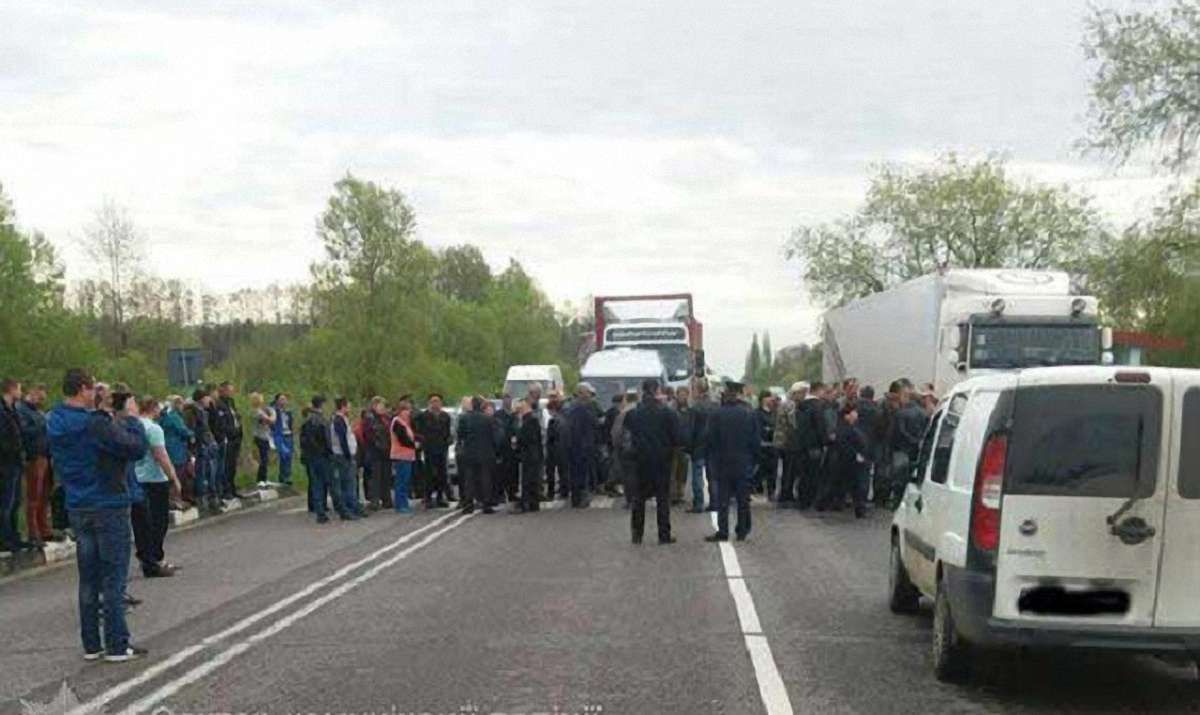 На Волині вночі на земельні ділянки селян скинули 15 КамАЗів трупів тварин