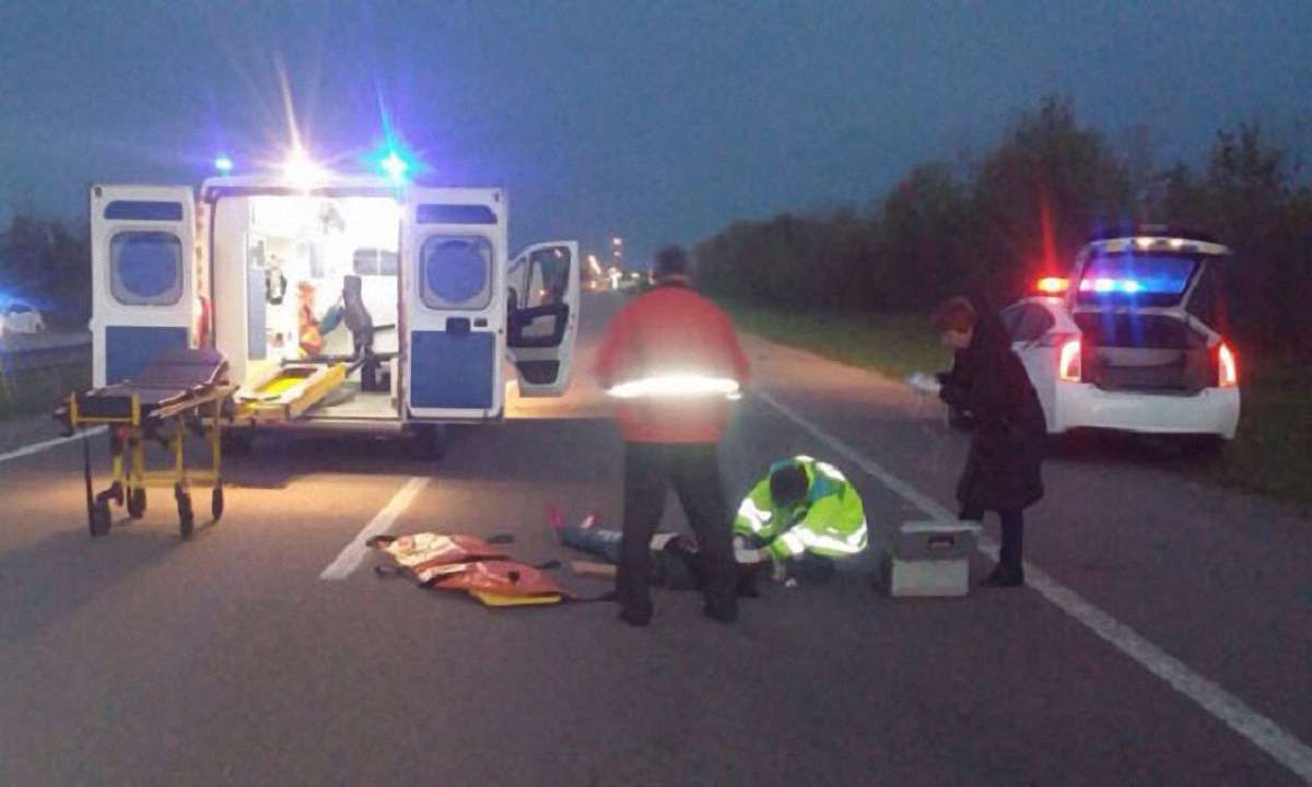 На Рівненщині автомобіль збив жінку-пішохода, постраждала — в реанімації
