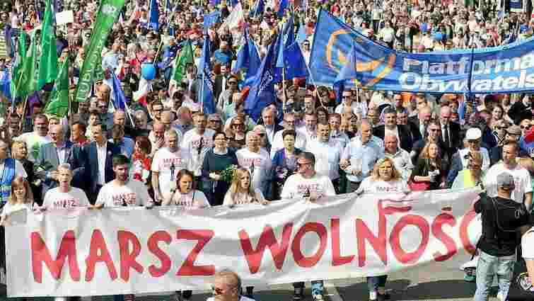 Десятки тисяч людей у Варшаві вийшли на протест проти уряду Качинського
