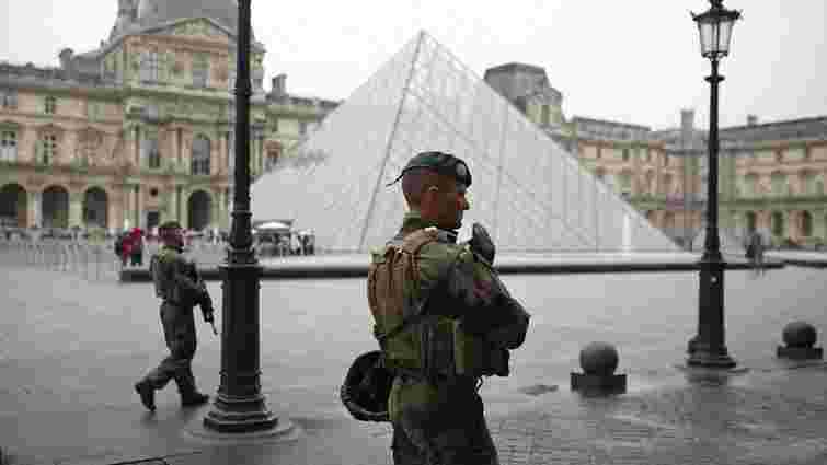 Штаб Макрона у Луврі евакуювали через загрозу безпеці
