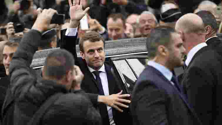 Еммануель Макрон перемагає на виборах президента Франції за даними екзит-полів