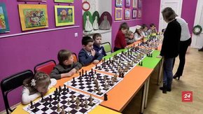 У Львові на шаховому сніданку сестри Музичук провели для дітей сеанс одночасної гри