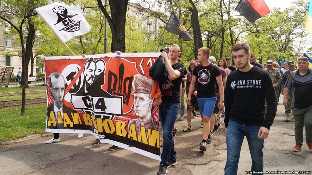 У Дніпрі провели хід з портретами Бандери й Шухевича і червоними маками